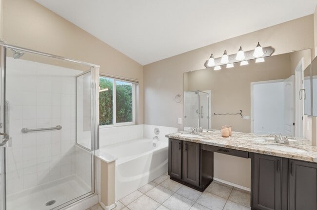 Building Photo - Modern & Spacious 3 Bed 2 Bath Home in Nor...
