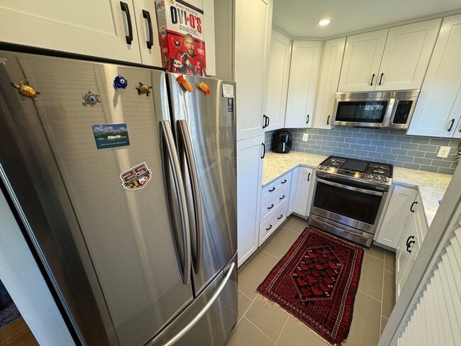 Building Photo - Charming 1 Bed 1 Bath End Unit Condo In Am...