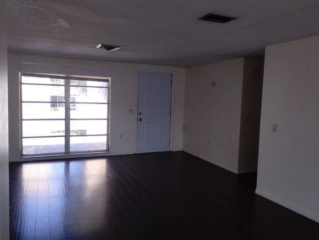 Building Photo - Charming 2BR / 2BA home with 1,455 sq ft of living space just minutes from the Gulf of America!