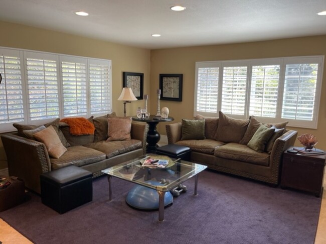Building Photo - Gorgeous updated single level home in S.Wa...
