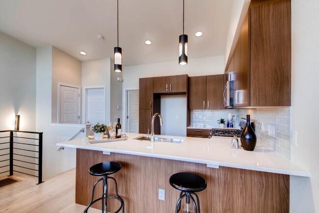 Building Photo - Skyland Townhome just outside of Downtown!...