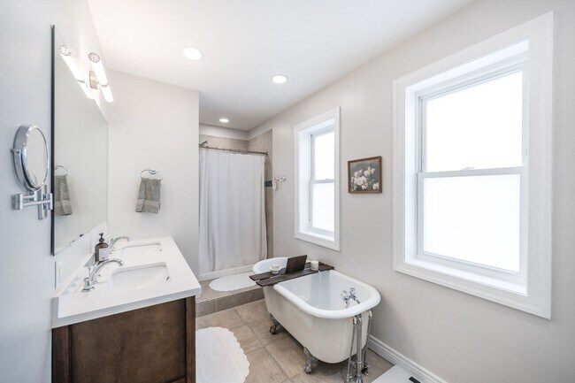 Building Photo - Two Bed Graduate Hospital Townhome