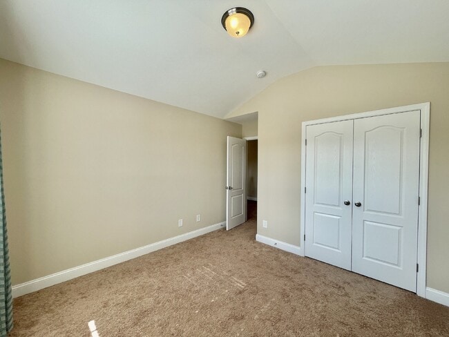 Building Photo - 4 Bed, 2 And A Half Bath Nest In Bedford