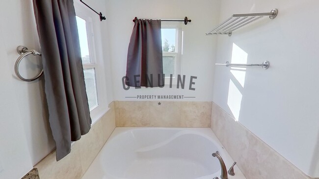 Building Photo - Beautiful 3BD 3.5BA Townhome in Newport Heights