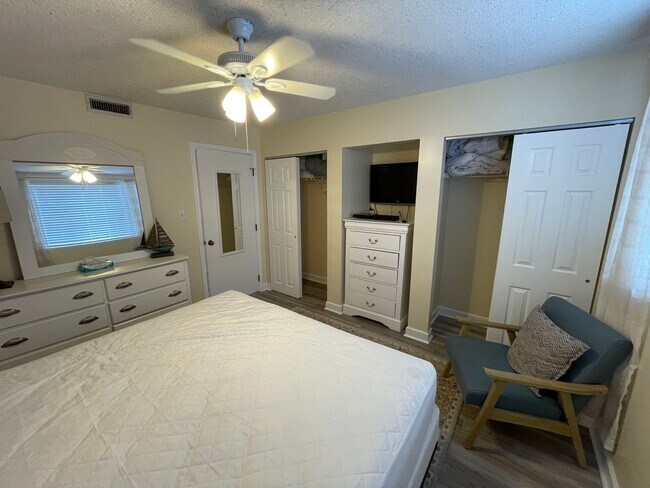 Building Photo - 1Bed/1Bath Renovated Furnished Condo acros...