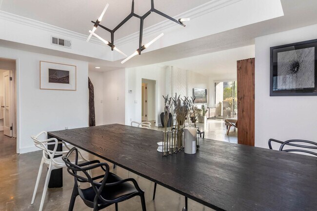 Building Photo - 166 S Hayworth Ave