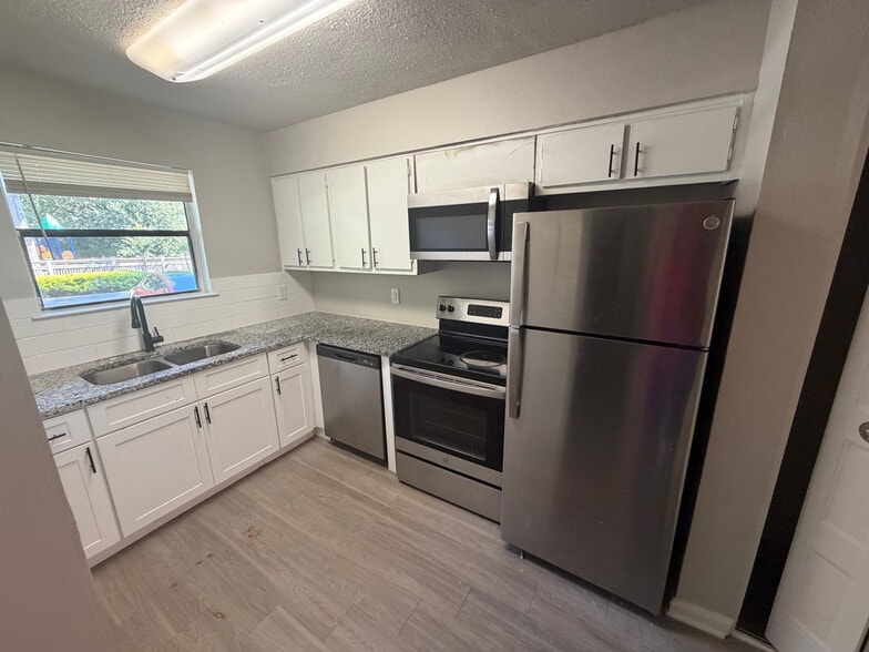 Building Photo - Room in Apartment on Winterbrook Ct
