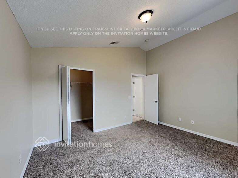 Building Photo - 9624 Hollyhill Dr