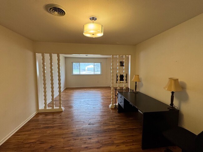 Building Photo - 1608 Northcrest Dr