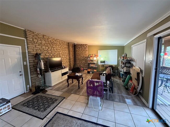 Building Photo - 827 Contour Dr