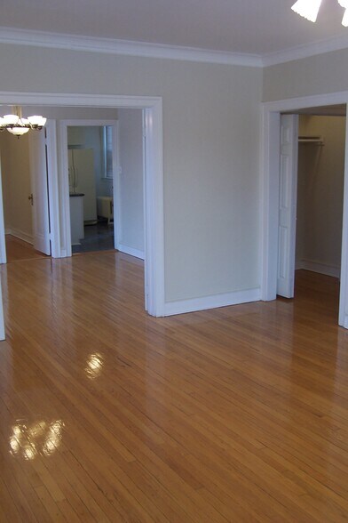 Building Photo - 1636 W Thorndale Ave