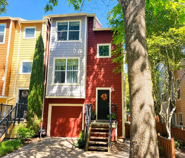 Building Photo - Gorgeous 3 BD | 2.5 BA Townhome | Popular Amberglen Townhomes Neighborhood | Beautiful Backyard |...