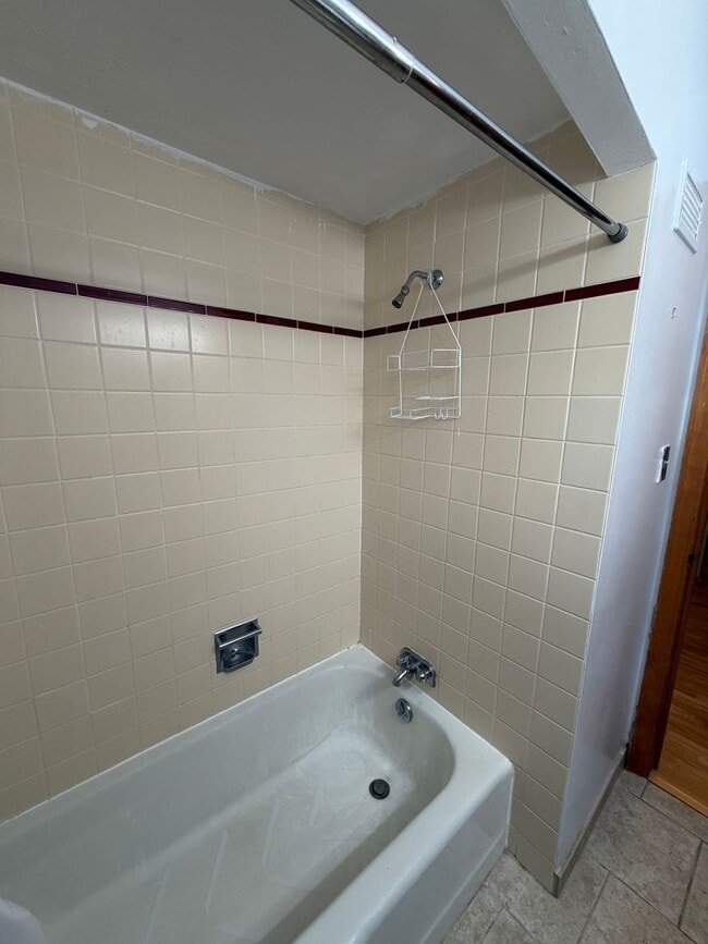 Building Photo - AVAILABLE NOW! - 2 Bed 1 Bath Home!