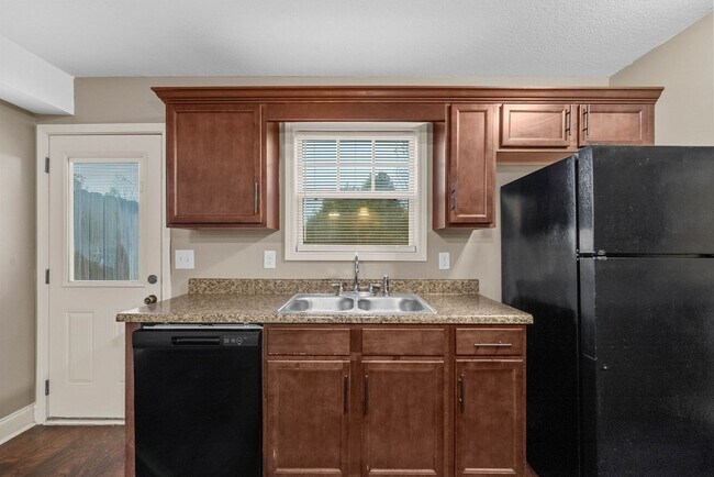 Building Photo - Pet Friendly Two Bedroom!