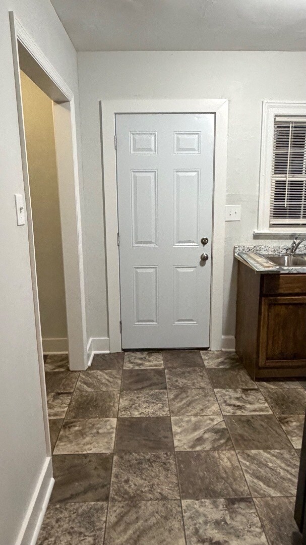 Building Photo - 914 Clark St