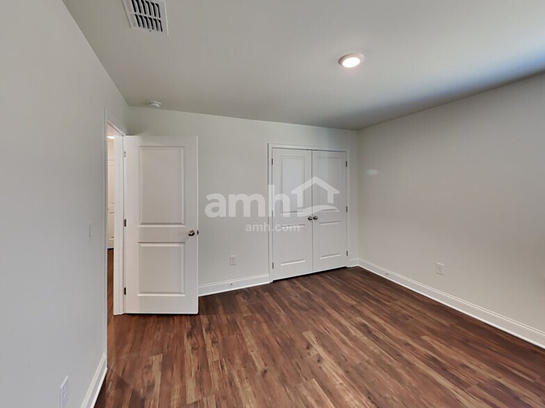 Building Photo - 5974 Pinewood Ests Dr