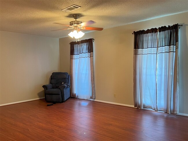 Building Photo - 401 Oakhill Dr