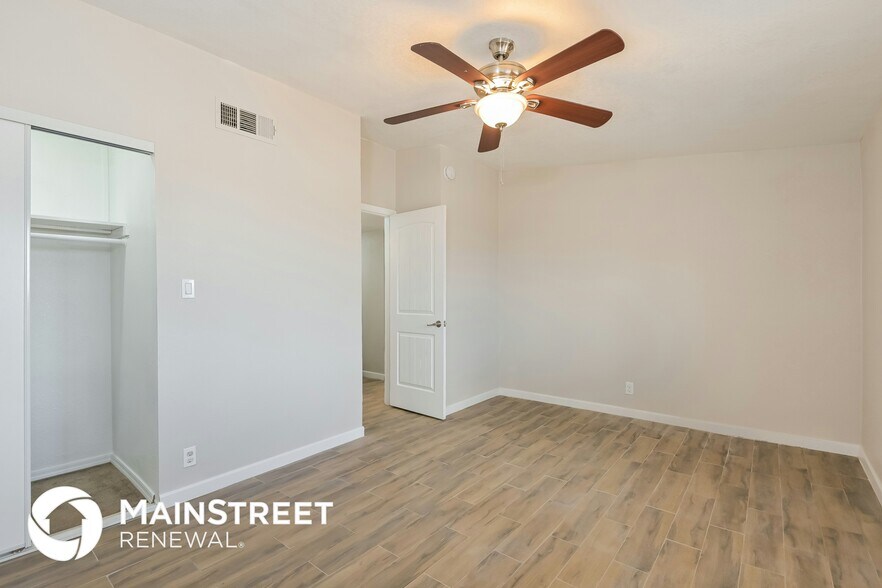 Building Photo - 3126 S Naco Vista