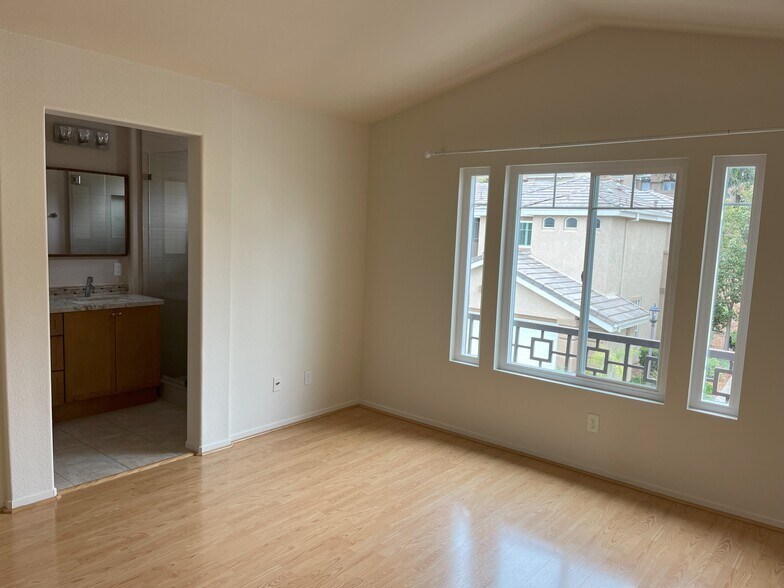 Building Photo - 3636 Ruette de Ville