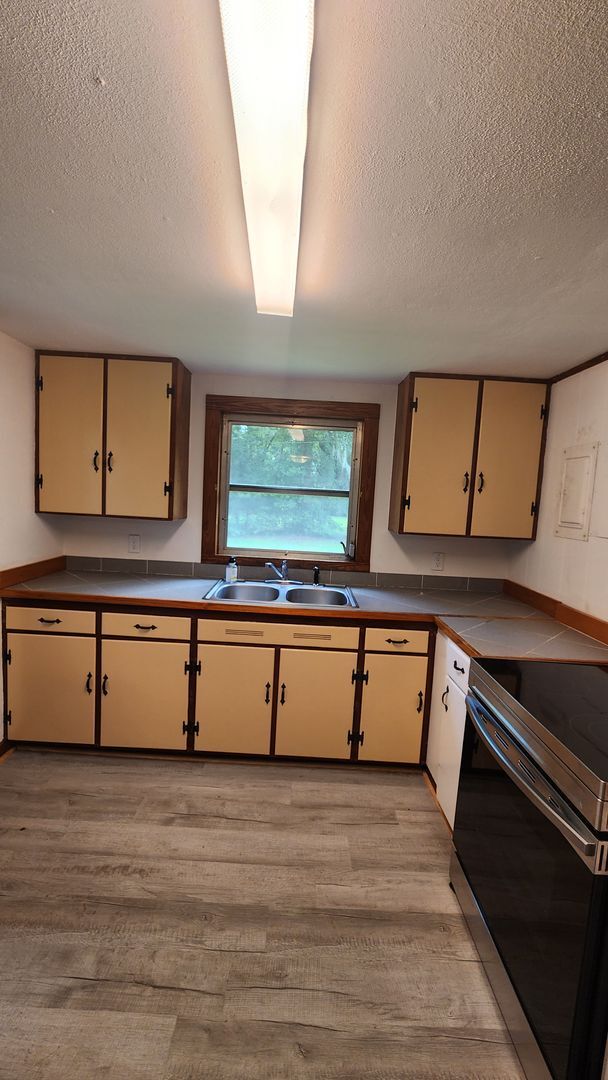 Building Photo - 3 Bedroom 1 Bathroom House