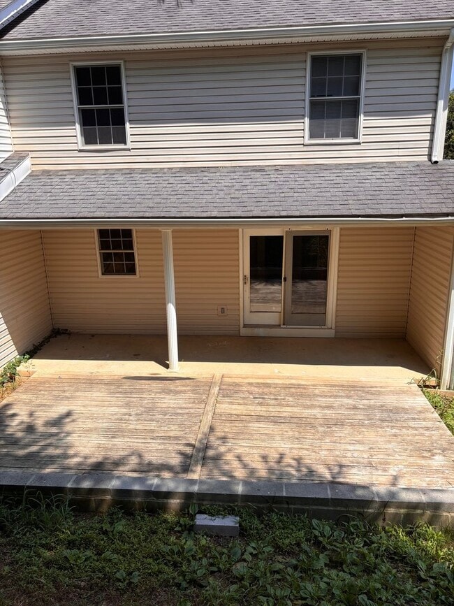 Building Photo - 3 Bedroom/2.5 Bath Townhome located in clo...