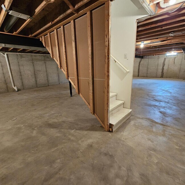 Building Photo - 3 Bedroom, 2.5 Bath Condo, Kitchen with St...