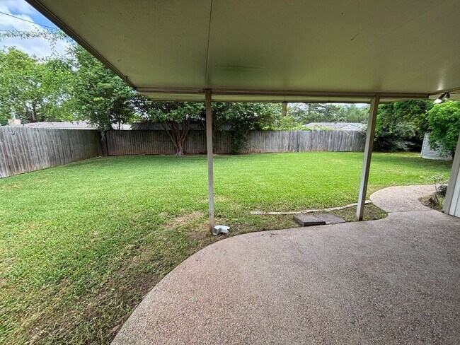 Building Photo - Beautiful 3 Bedroom Broadmoor Home