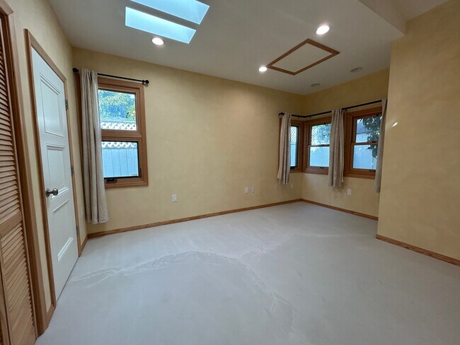 Building Photo - 1178 N Alexandria Ave