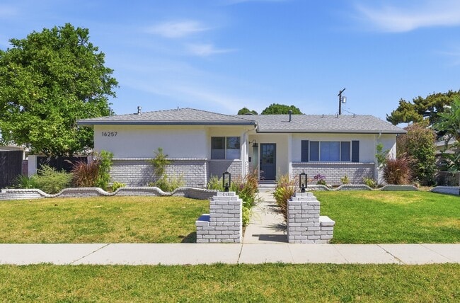 Building Photo - 16257 Los Alimos St