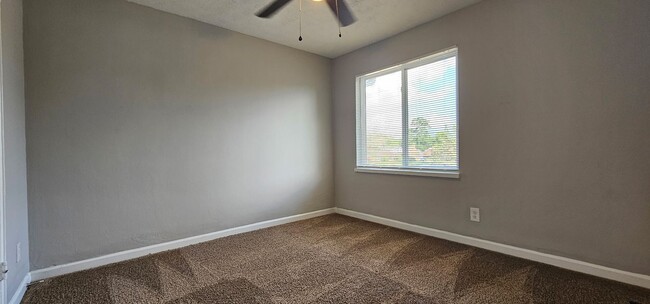 Building Photo - Cozy 2 bed 1 bath  townhouse with attached...