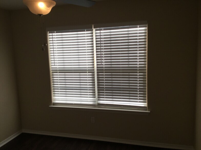 Building Photo - 1504 Kenwood Ct NW