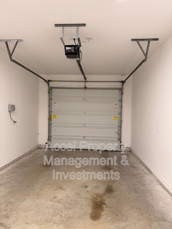 Building Photo - 418 Gonzalez Dr