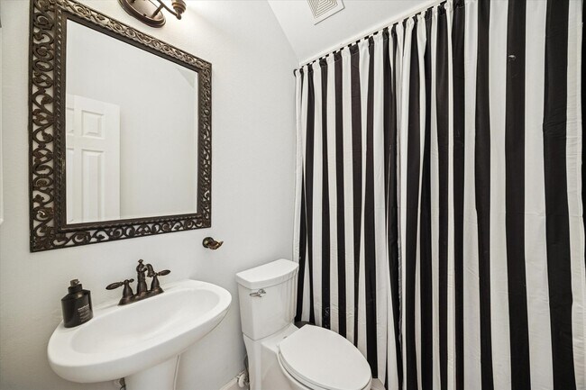 Building Photo - 4601 Mimosa Dr