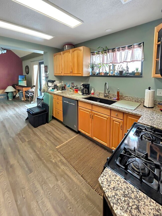 Building Photo - Charming 3-bedroom, 1-bath home in Oakdale, PA!