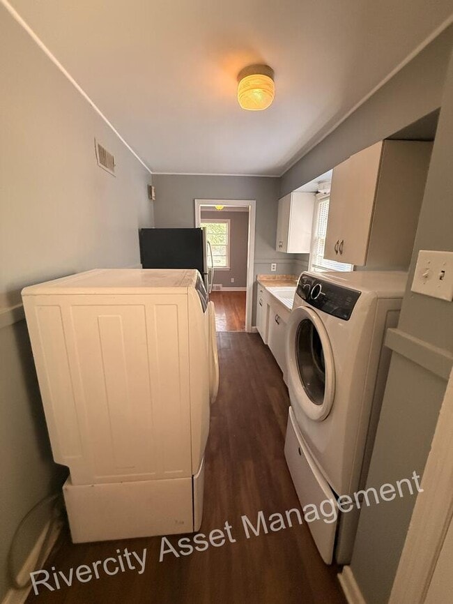 Building Photo - DUPLEX WITH NICE AMENTIES!!!! Section 8 We...