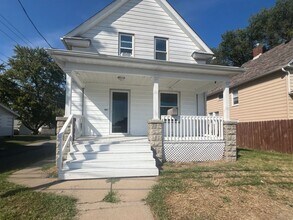 Building Photo - Large and Updated 3 Bedroom Home in Moline