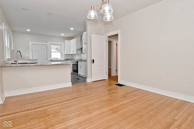 Building Photo - 3928 N Kenwood Ave