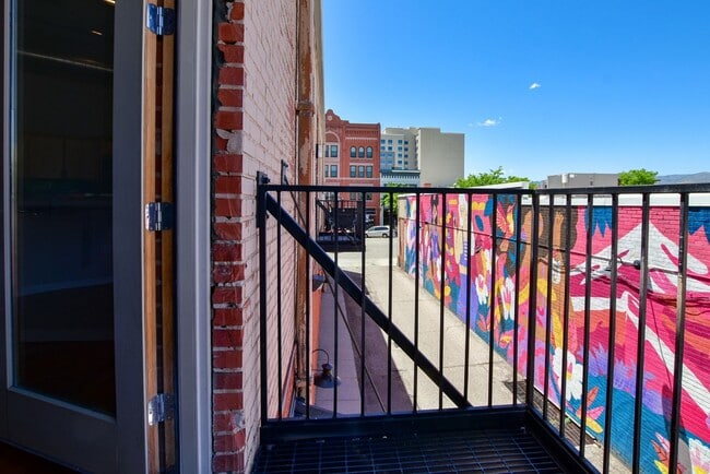 Building Photo - One-of-a-Kind Tejon Street Condo in Unbeatable Location! No Utility Setup Required!