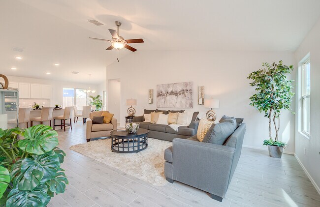 Building Photo - 1736 E Fontana Dr