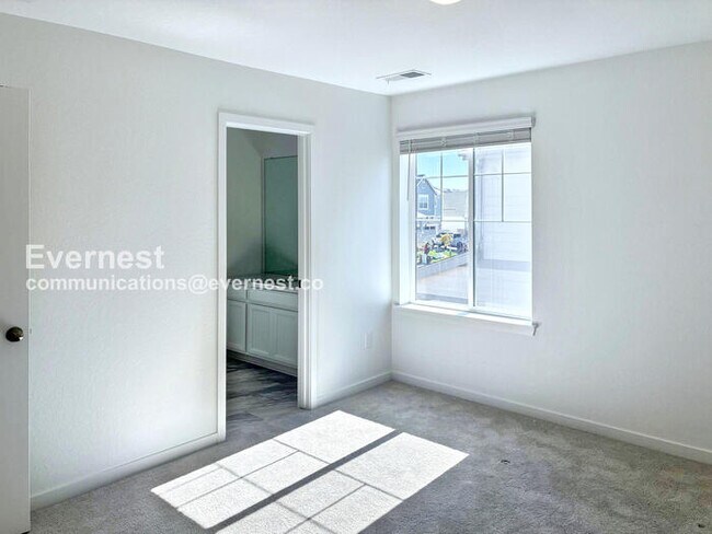 Building Photo - 740 Columbia St