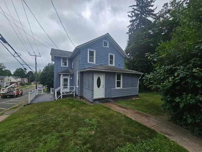 Building Photo - 33 Evergreen Ave