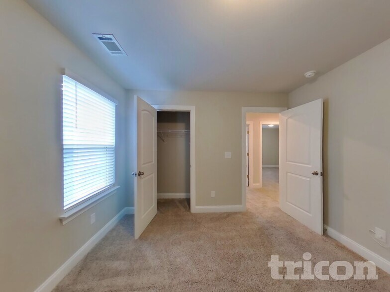 Building Photo - 1331 Carriage Park Dr