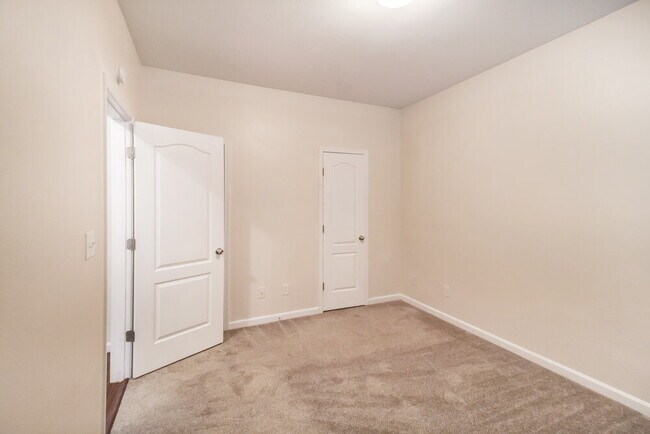 Building Photo - 6593 Silk Tree Pointe