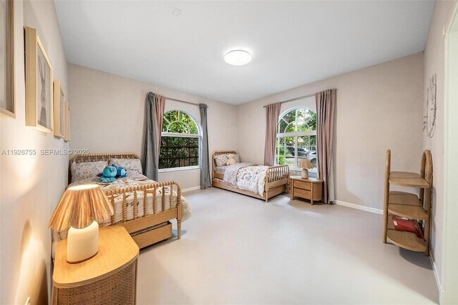 Building Photo - 1033 Almeria Ave