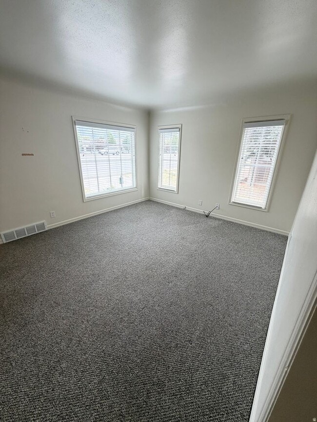 Building Photo - Ideally Located in the Heart of Murray