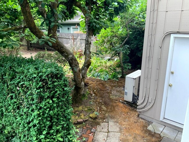 Building Photo - 1 Bedroom Bungalow in Downtown Eugene
