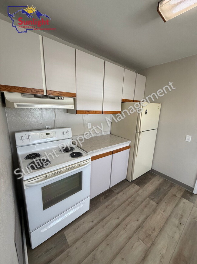 Building Photo - 2 Bed, 1 Bath Home with Detached Garage, Fenced Yard, and Built-In Storage