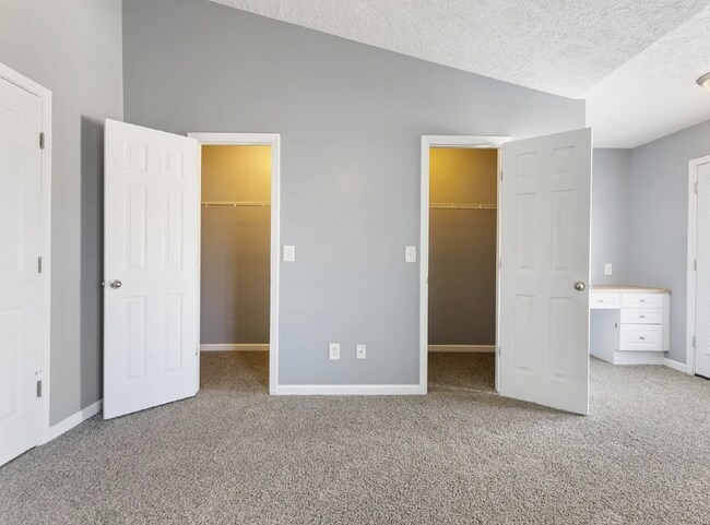 Building Photo - Renovated End-Unit Townhome with Spacious Primary Suite