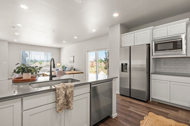 Building Photo - Start a Lease by 12/1 and Receive a $500 R...