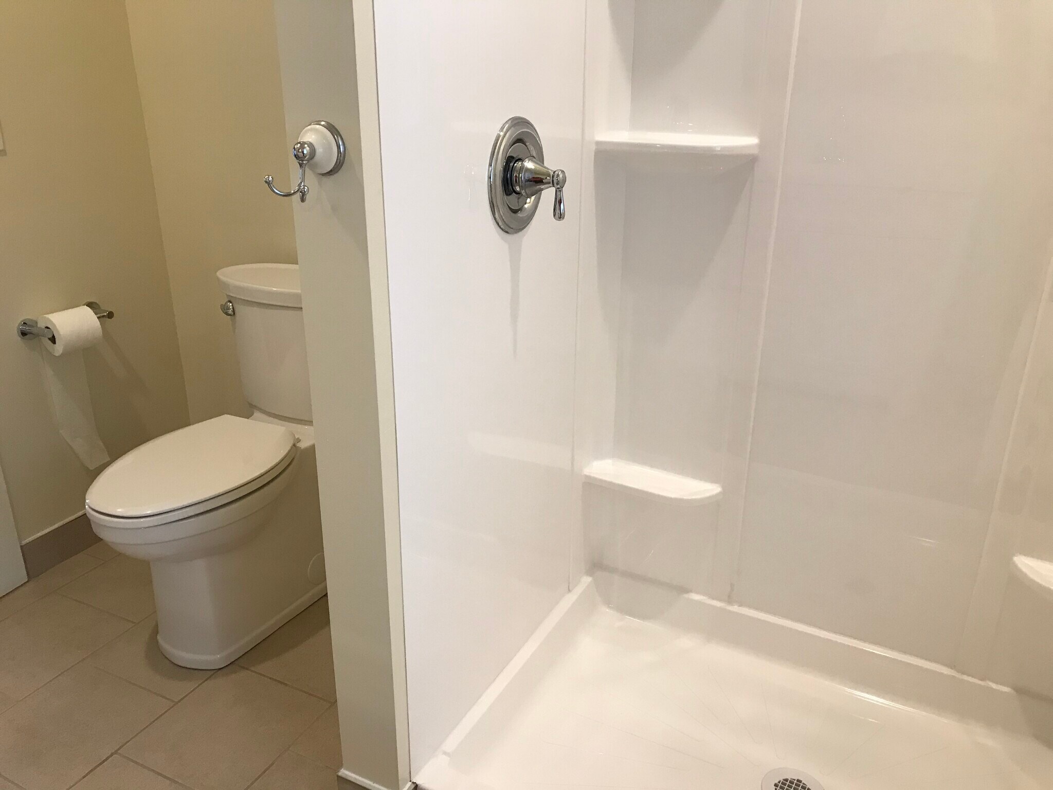 Building Photo - 2407 E Linnwood Ave